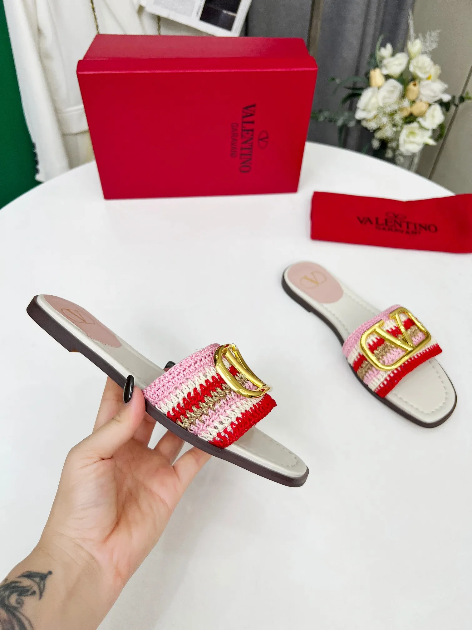 👟👟Ex-factory price 440👟👟 Genuine leather sole +30 🆕 Valentino👑👑 Latest series with perfect hand-woven details. A very eye-catching catwalk series launched [strong][strong] Code number: 35 to 43 (genuine leather sole +30)